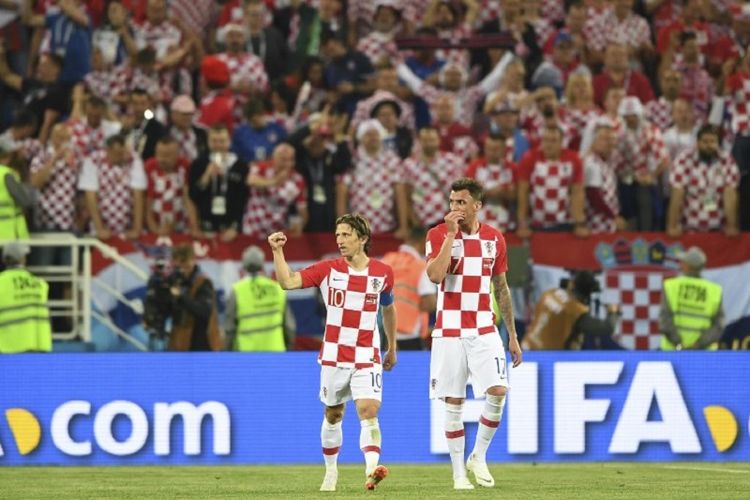 Luka Modric merayakan gol Kroasia ke gawang Nigeria bersama Mario Mandzukic pada pertandingan Piala Dunia 2018 di Kaliningrad, 16 Juni 2018. 