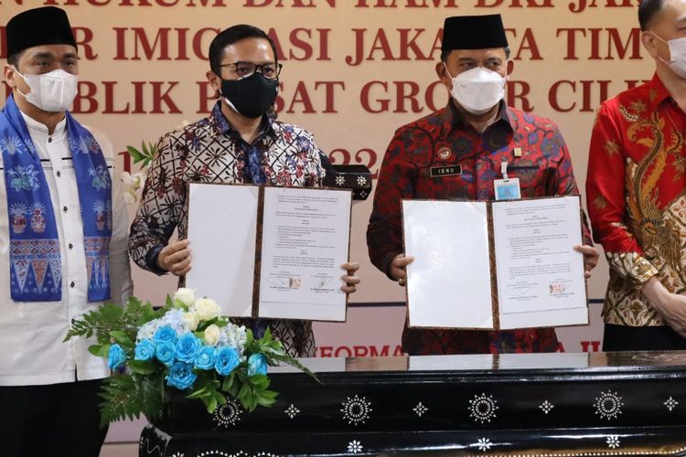 Kantor Wilayah Kementerian Hukum dan HAM (Kanwil Kemenkumham) DKI Jakarta membuka gerai pelayanan publik di Pusat Grosir Cililitan (PGC), Jakarta Timur.

Pembukaan gerai tersebut diresmikan oleh Wakil Gubernur DKI Jakarta Ahmad Riza Patria bersama Kepala Kanwil Kemenkumham DKI Ibnu Chuldun, dan Komisaris Utama PGC Wahyu Dewanto, Jumat (1/4/2022).