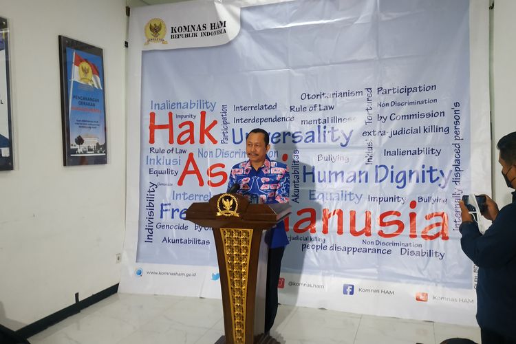 Ketua Komnas HAM Ahmad Taufan Damanik memberikan keterangan pers soal pemanggilan 7 ajudan Kadivpropam nonaktif Polri Irjen Ferdy Sambo, Selasa (26/7/2022).