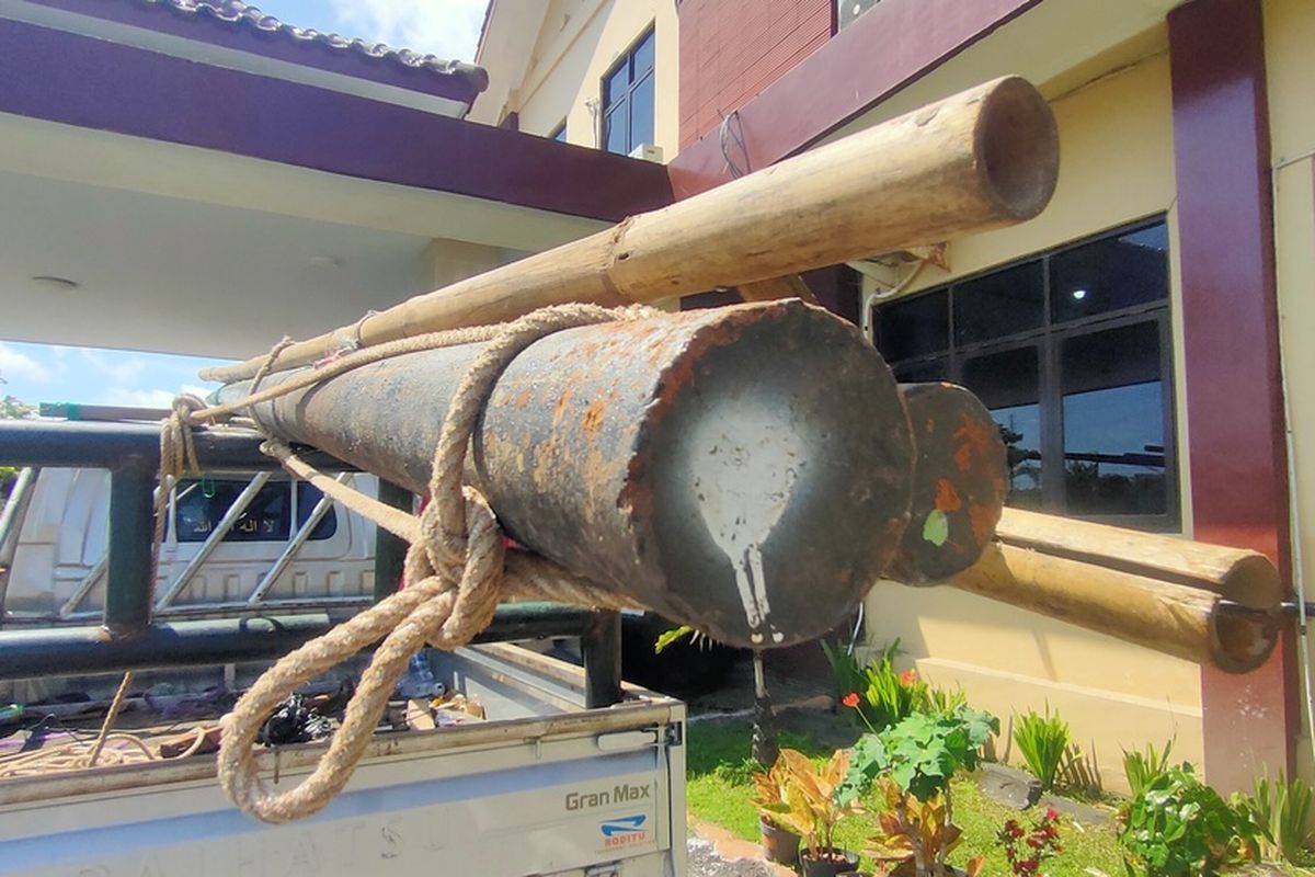 Sekelompok tukang yang ingin pulang ke Jawa Barat, malah tertangka polisi di Kabupaten Kulon Progo, Daerah Istimewa Yogyakarta pada 28 November 2023 lalu. Pasalnya, mereka mencuri tiang jaringan kabel optik. Mereka mengaku, menjual tiang curian untuk ongkos pulang.