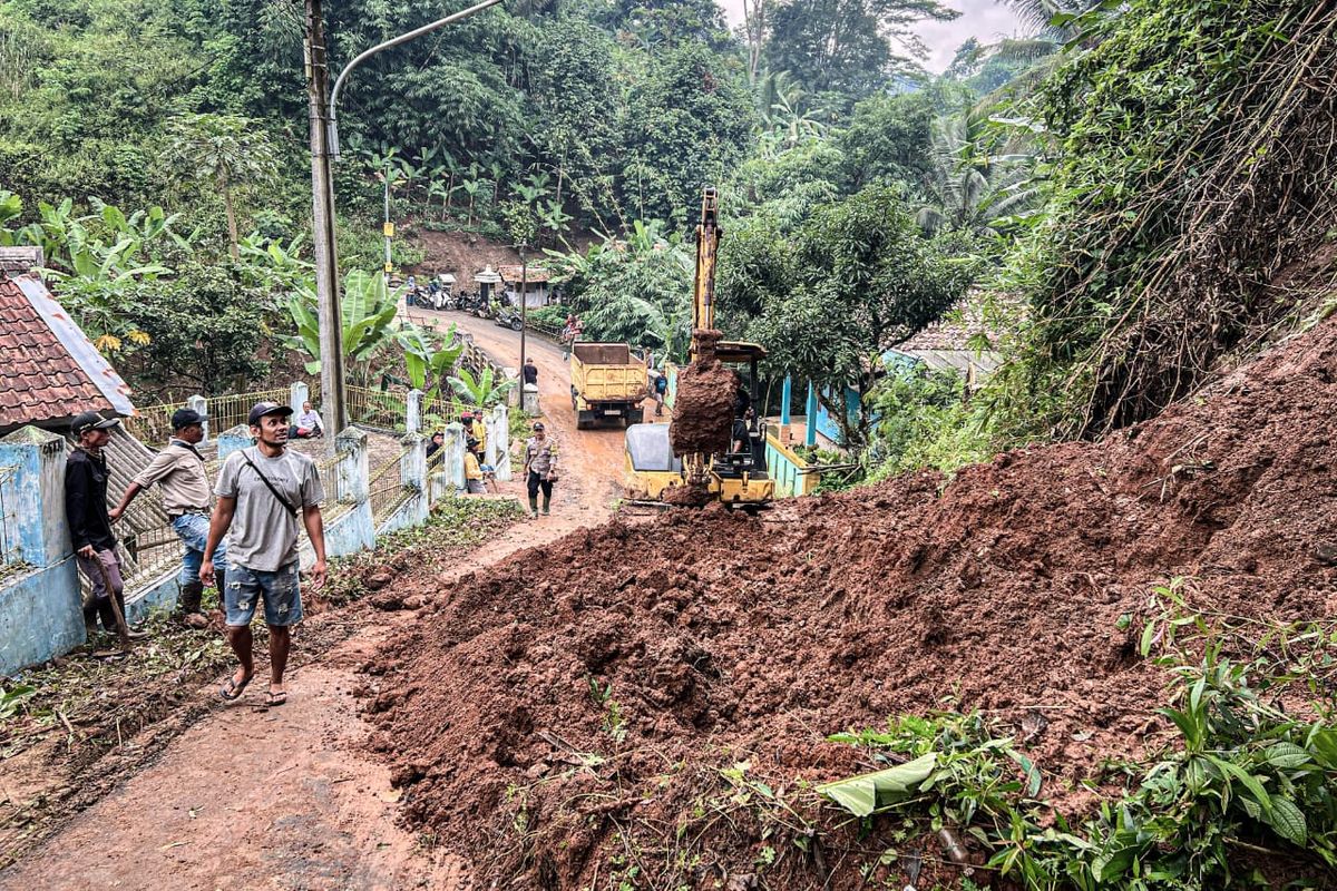 Jalan Raya penghubung dua kecamatan tepatnya di Kampung Tugu RW 14 Desa Ciharashas, Kecamatan Cipeundeuy, Kabupaten Bandung Barat (KBB), Jawa Barat tertutup longsor pada Selasa (25/2/2025) malam.