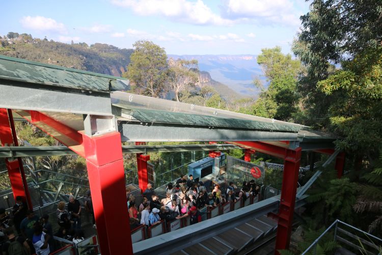 Pengunjung menunggu tibanya kereta dengan jalur terdalam di dunia, Railway Scenic di Australia.