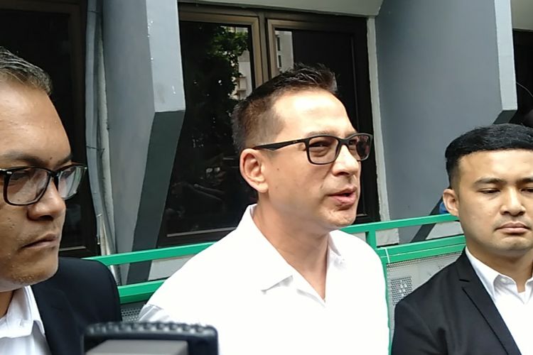 Aktor Ari Wibowo selesai sidang mediasi perceraian dengan Inge Anugrah, didampingi tim kuasa hukum di Pengadilan Negeri Jakarta Selatan, Senin (15/5/2023).