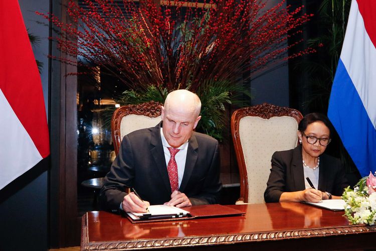 Menteri Luar Negeri Belanda Stephanus Abraham Blok dan Menteri Luar Negeri Indonesia Retno Marsudi menandatangani perjanjian kerjasama di Jakarta, Senin (9/3/2020). Perjanjian kerjasama ini terkait pelatihan diplomat Indonesia dan isu wanita, perdamaian serta keamanan.