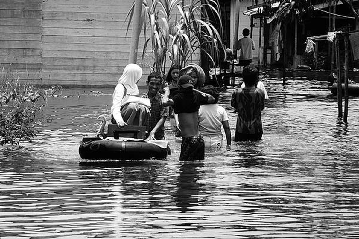 ILUSTRASI: Di Putussibau, ibukota Kabupaten Kapuas Hulu, banjir menggenang sekitar 50 sentimeter di jalan utama. 