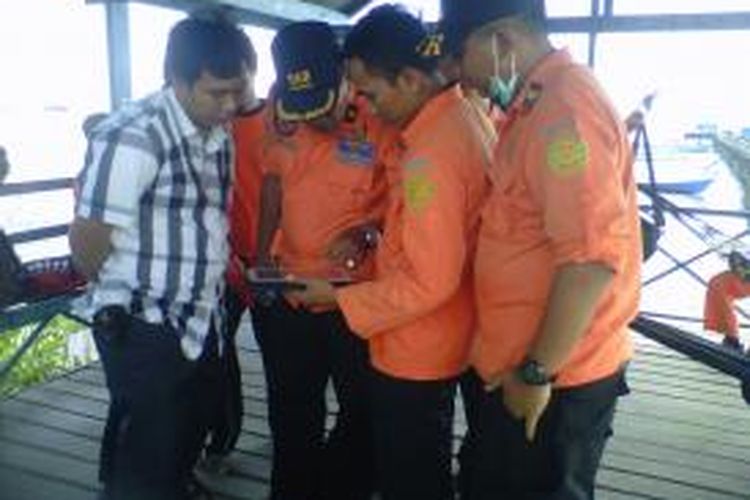 Sejumlah tim SAR gabungan Provinsi Sulselbar saling berkoordinasi terkait lokasi pencarian dua orang korban kapal tenggelam yang dinyatakan masih hilang.