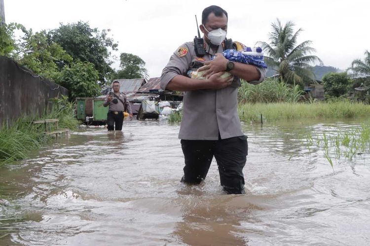 Sejumlah wilayah di Kota Singkawang, Kalimantan Barat (Kalbar) terendam banjir sejak Kamis (10/2/2022). Hingga Jumat (11/2/2022) pagi, ketinggian air semakin naik. Untuk mengantisipasi hal-hal yang tidak diinginkan, kepolisian menginventarisir wilayah dataran rendah, untuk mengevakuasi warga, salah satunya di Jalan Pasar Turi, yang dipimpin langsung Kapolres Singkawang AKBP Prasetiyo Adhi Wibowo.