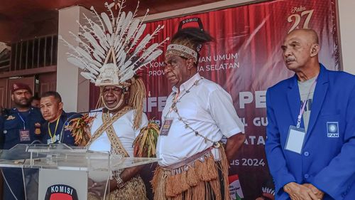 Pakai Mahkota Berbulu Kasuari Putih, Romanus- Albertus Mendaftarkan Diri ke KPU untuk Pilkada Papua Selatan