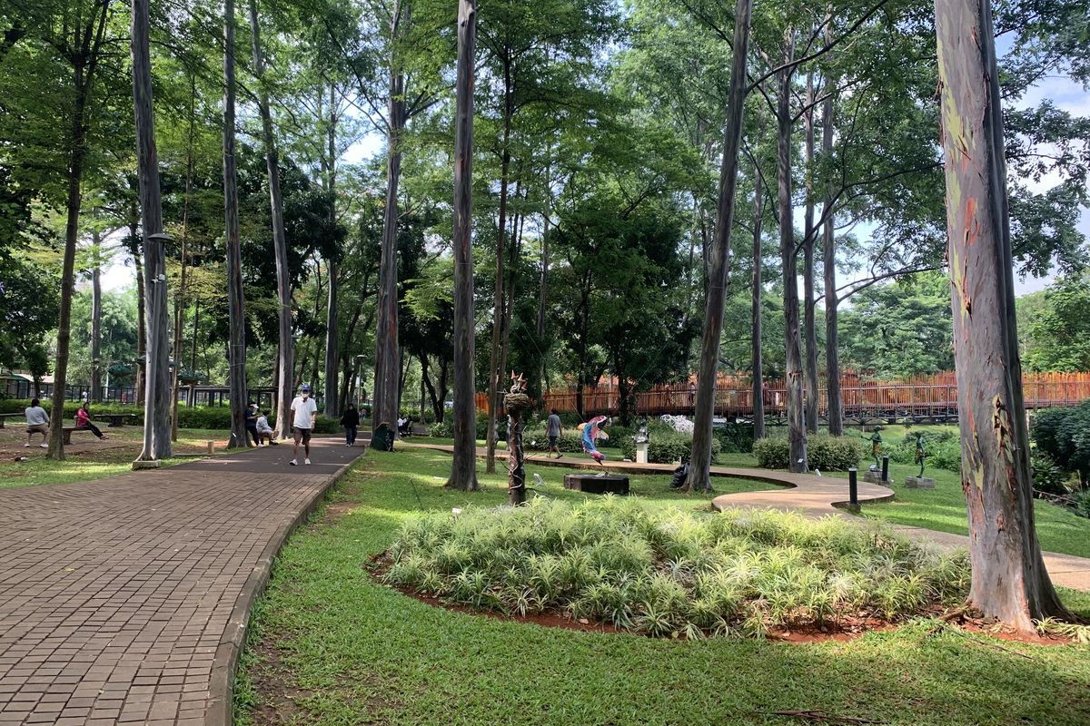 Suasana Tebet Eco Park, Jakarta Selatan pada Rabu (22/10/2025). Tebet Eco Park menyimpan keanekaragaman hayati perkotaan. Pendataan terbaru menemukan puluhan jenis burung, amfibi, dan reptil. Apa saja?