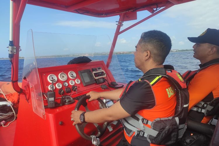 Proses pencarian dua ABK yang dilaporkan hilang usai menceburkan diri di Perairan Tanjung Benoa, Nusa Dua, Minggu (27/8/2023) sekitar pukul 03.00 Wita. /Dok.Humas Basarnas Bali