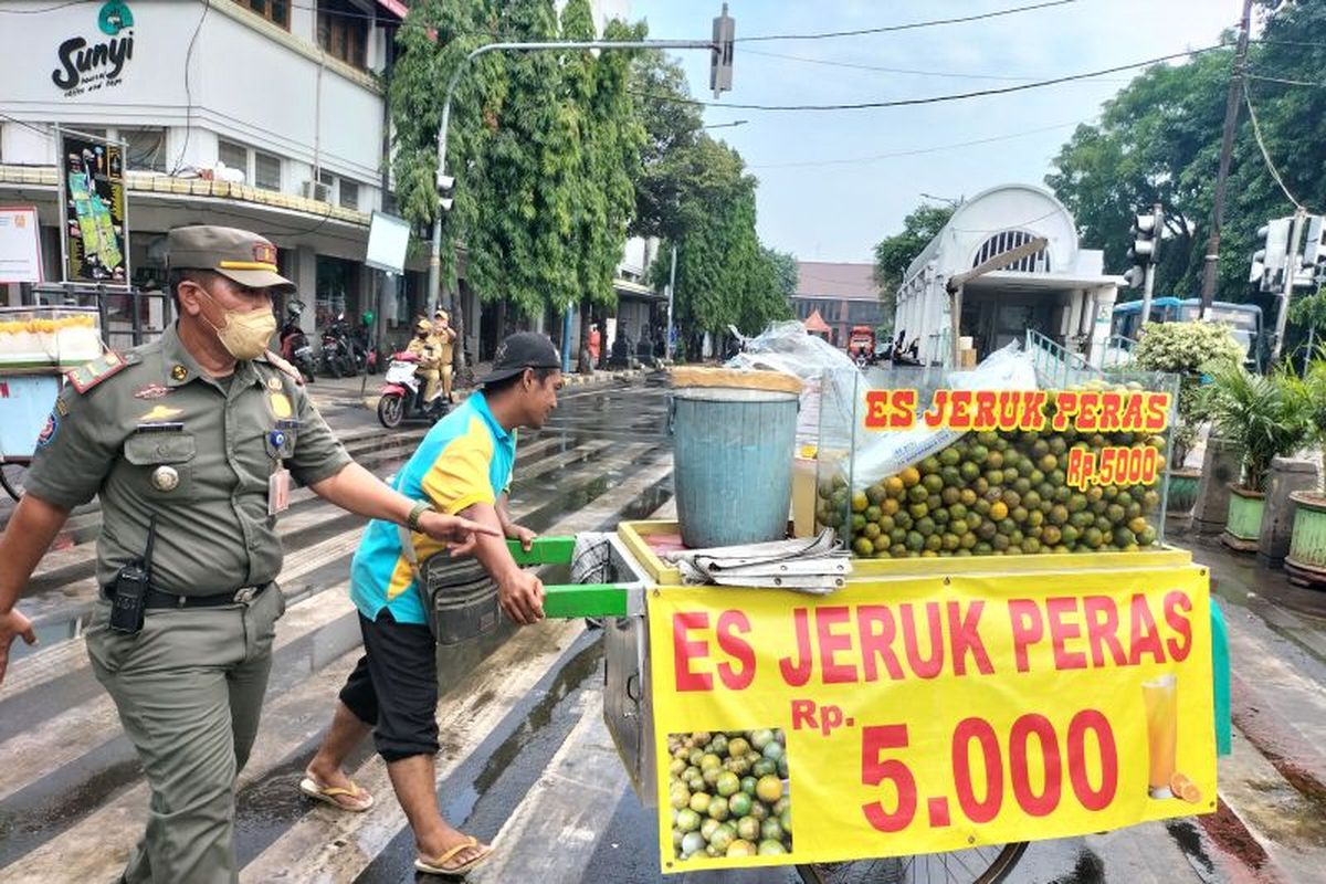 PKL Kota Tua, Taman Sari, Jakarta Barat saat diimbau untuk pindah ke kawasan Kota Intan, Senin (11/7/2022)  