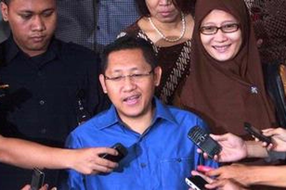 Anas Urbaningrum yang juga Ketua Umum Partai Demokrat terus mendampingi istrinya Athiyyah Laila usai menjalani pemeriksaan di kantor Komisi Pemberantasan Korupsi (KPK), Jakarta, Kamis (26/4/2012). 