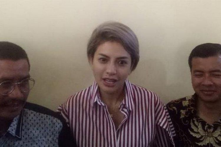 Artis Nikita Mirzani (tengah) saat memenuhi panggilan Mabes Polri, Jakarta Pusat, Rabu (30/10/2019).