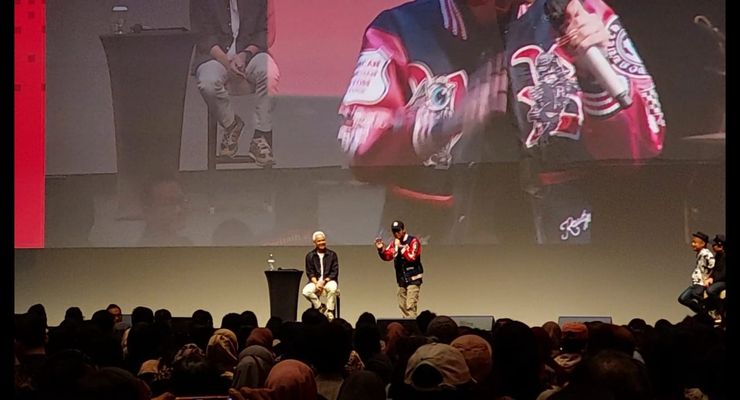 Alam "Roasting" Ganjar soal Baju yang Selalu Beda dengan Mahfud: Kayak Enggak Telponan