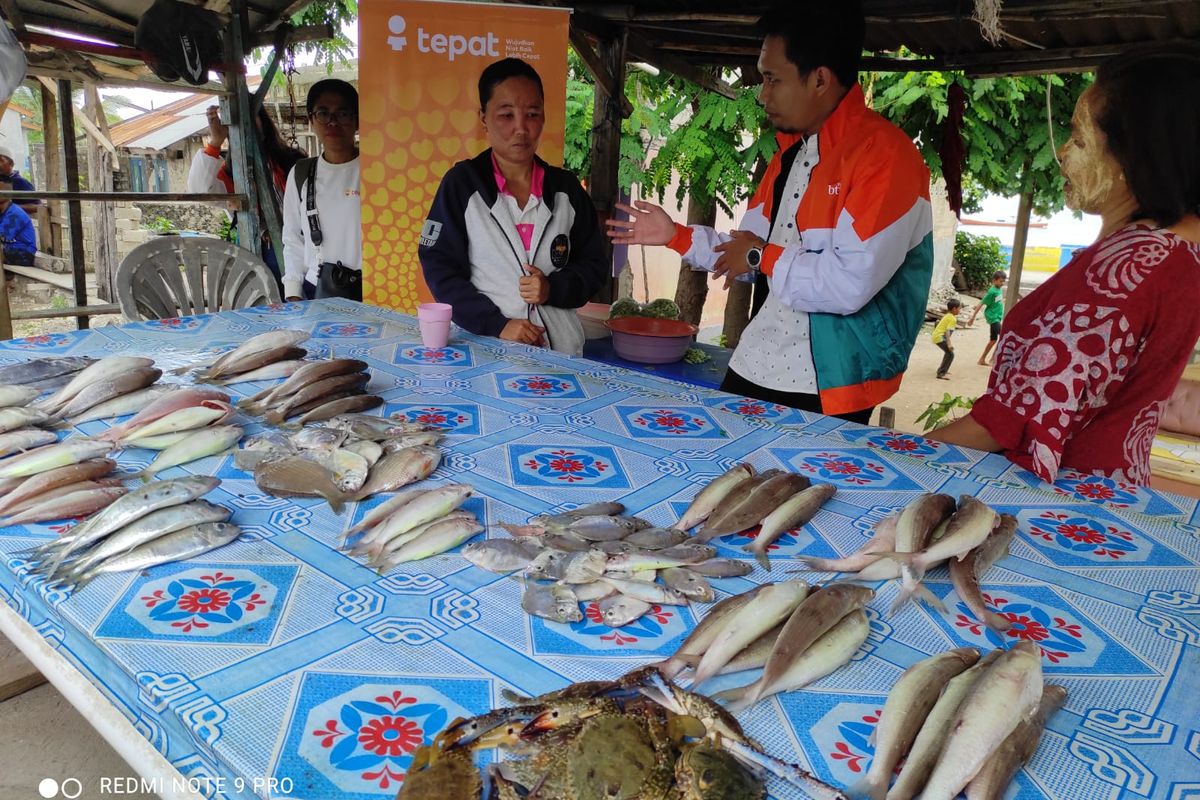 Ibu rumah tangga (IRT) asal Kelurahan Namosain, Kecamatan Alak, Kota Kupang, Nusa Tenggara Timur (NTT), Sutiani saat ditemui di kiosnya pada Selasa (20/12/2022). Sutiani merupakan nasabah BTPN Syariah yang memulai usaha dengan modal Rp2 juta hingga bisa berhasil membeli kapal.