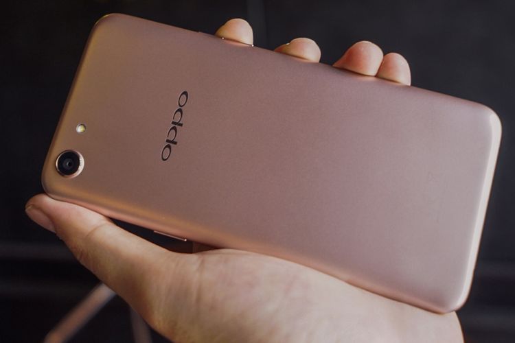 Bagian punggung Oppo A83 warna gold terbuat dari plastik dengan cat metalik yang memberi kesan tampilan serupa logam. Modul kamera 13 megapiksel (lensa f/2.2) yang terdapat di pojok kiri atas tampak sedikit menonjol dari badan ponsel. Berbeda dari seri F5, Oppo A83 tidak memiliki pemindai sidik jari.