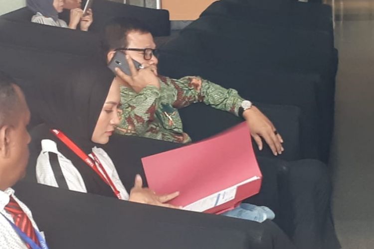 Model Fenny Steffy Burase mendatangi Gedung Komisi Pemberantasan Korupsi (KPK) Rabu (1/8/2018). 