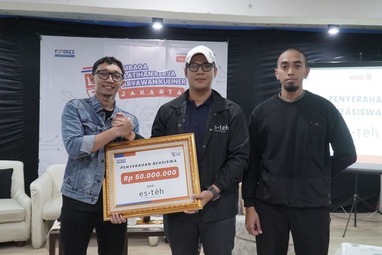 Esteh Indonesia menyerahkan sumbangan senilai Rp 50 juta kepada Lembaga Pelatihan Kerja Karyawan Kuliner (LP3K) Jakarta.