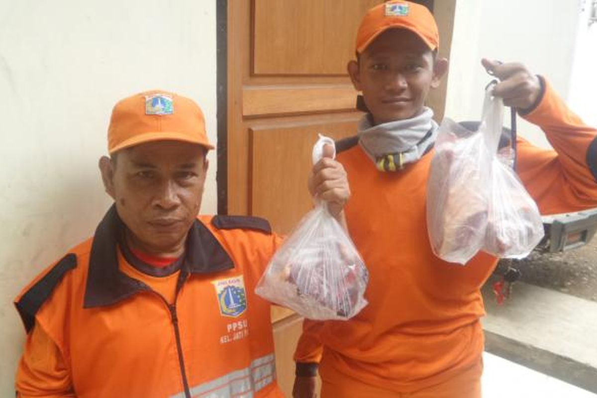 Anggota PPSU manfaatkan operasi daging murah yang diadakan pemerintah di Kecamatan Palmerah, Jakarta Barat, Rabu (7/12/2016)