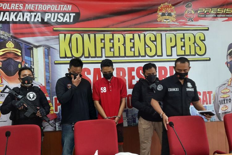 Polisi mengungkap kasus pembunuhan terhadap perempuan bernisial IWA di sebuah kamar hotel di Menteng, Jakarta Pusat, pada beberapa waktu lalu.