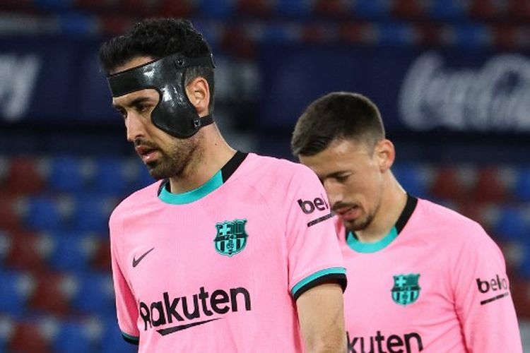 Ekspresi kecewa Sergio Busquets (kiri) dan Clement Lenglet (kanan) pada laga pekan ke-36 Liga Spanyol yang mempertemukan Levante vs Barcelona di Stadion Ciutat de Valencia pada Rabu (12/5/2021) dini hari WIB.
