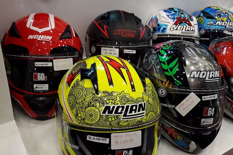 Deretan helm merek Nolan yang ditawarkan denga harga diskon pada GIIAS 2018.
