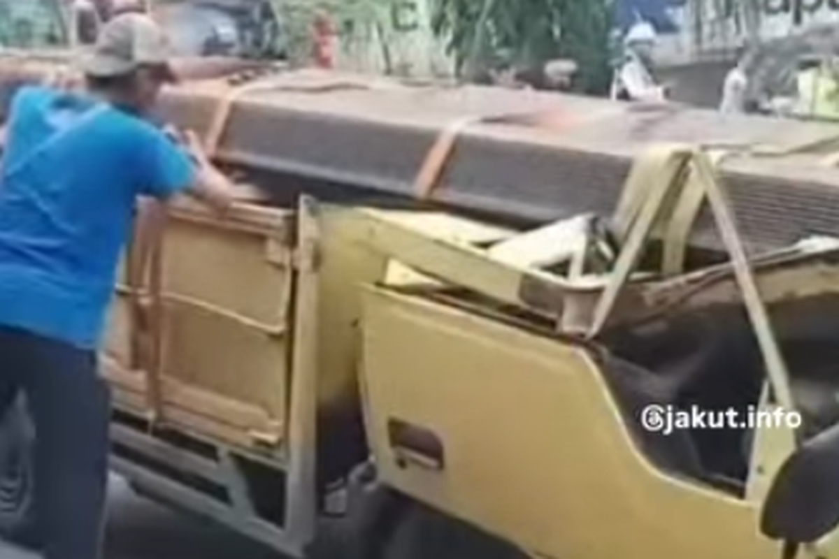 Kecelakaan truk engkel bermuatan besi dan minibus Mitsubishi Suzuki Ertiga terjadi di Jalan Cakung Cilincing, tepatnya di depan PT Maratus, Jakarta Utara, Sabtu (20/12/2025).