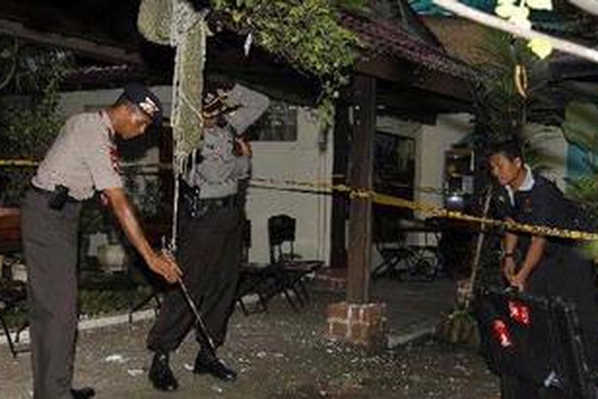 Tim Gegana Brimob Polri memeriksa lokasi ledakan bom di Kantor komunitas Utan Kayu di Jalan Raya Utan Kayu, Matraman, Jakarta Timur, Selasa (15/3/2011). Polisi mengeluarkan pernyataan resmi bahwa ledakan berkekuatan rendah berasal dari paket buku berisi bom. Seorang polisi dan satpam terluka dalam peristiwa ini. 