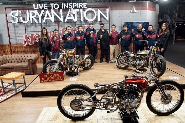 TIm Suryanation Motorland sedang berfoto di stand Suryanation Motorland di Gelaran Motor Expo 2019 di Verona, Italia, Senin (21/1/2019).