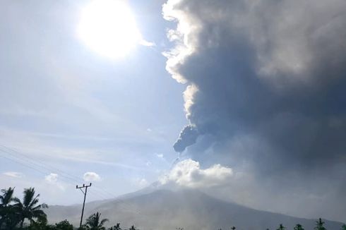 Gunung Lewotobi Semburkan Pijar Petir Disusul Abu Vulkanik Tebal