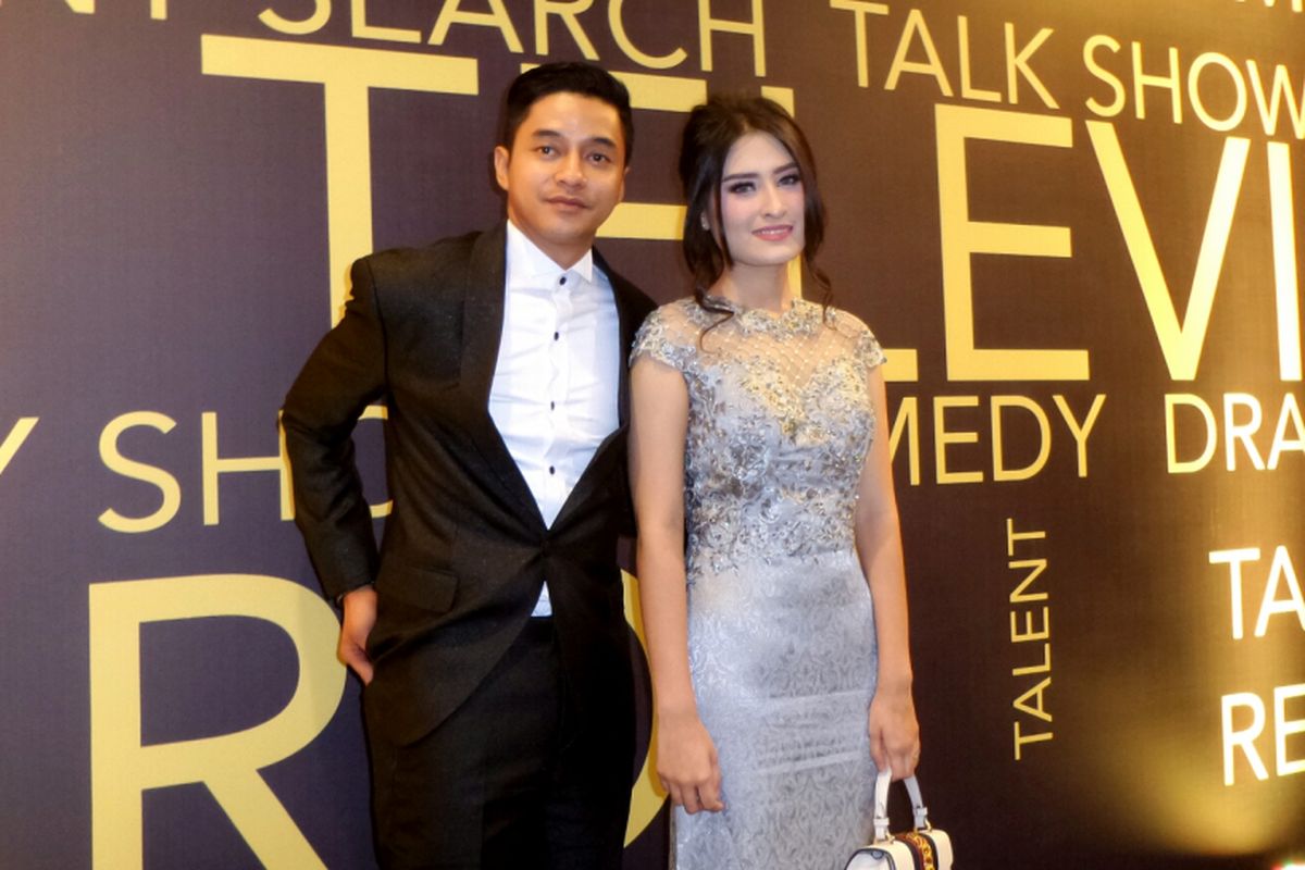 Artis peran Adly Fairuz dan kekasihnya Angbeen Rishi saat menghadiri acara Indonesian Television Awards 2017 di MNC Tower, Kebon Jeruk, Jakarta Barat, Rabu (20/9/2017).