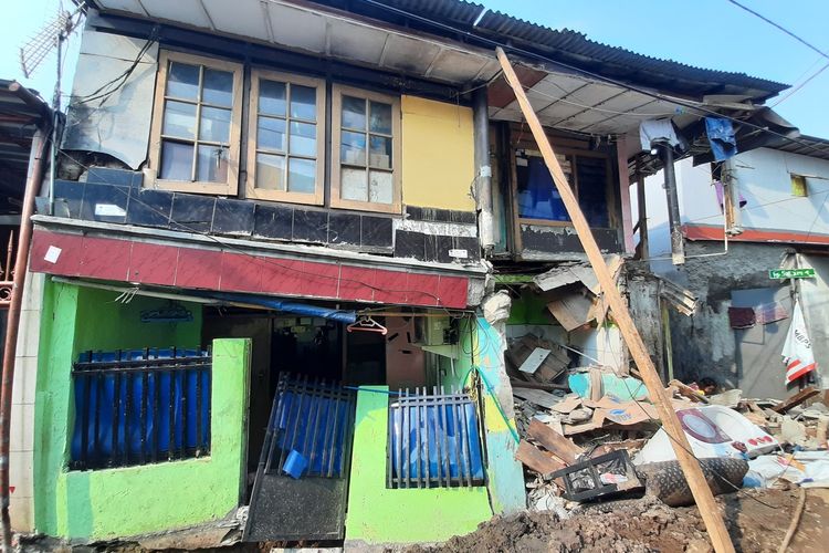 Dua rumah warga di Jalan Kayu Manis IX, Matraman, Jakarta Timur ambruk diduga karena pengerjaan saluran air, Sabtu (14/12/2019)