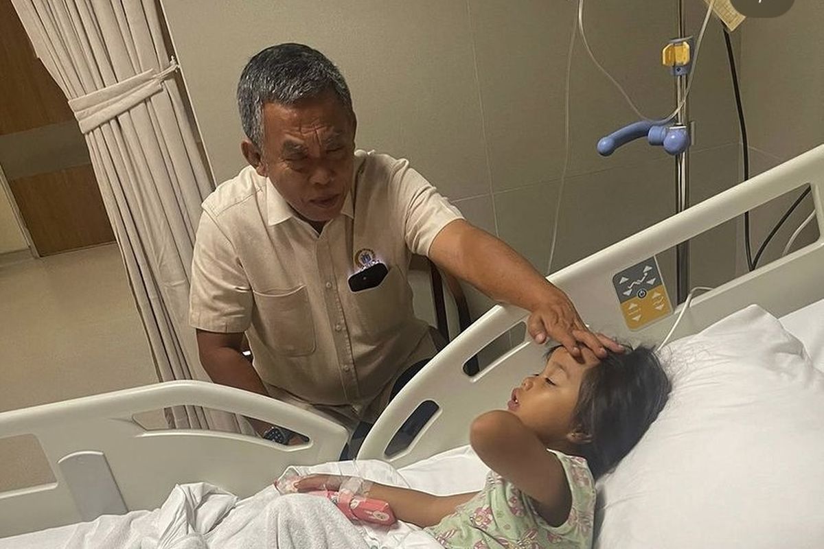 Ketua DPRD DKI Jakarta Prasetyo Edi Marsudi menjenguk cucunya Adilla Fitri Wibawanto dirawat di Rumah Sakit karena terkena infeksi saluran pernapasan atas (ISPA) akibat kualitas udara buruk di Jakarta.