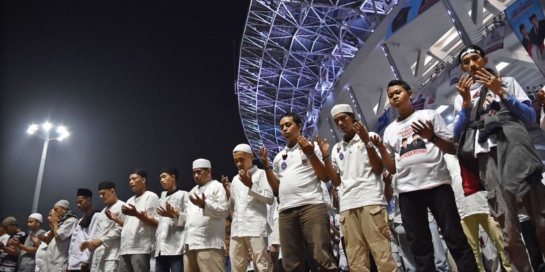 Sejumlah simpatisan menunaikan salat subuh berjamaah sebelum Kampanye Akbar Calon Presiden dan Calon Wakil Presiden nomor urut 02, Prabowo Subianto dan Sandiaga Uno di Gelora Bung Karno (GBK), Senayan, Jakarta, Minggu (7/4/2019). Kampanye tersebut diikuti ribuan simpatisan pendukung Prabowo-Sandi. ANTARA FOTO/Aditya Pradana Putra/foc.