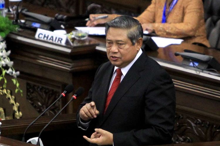 Presiden ke-6 Republik Indonesia Susilo Bambang Yudhoyono berpidato dalam acara konferensi parlemen Asia-Afrika di Gedung Parlemen, Jakarta, Kamis (23/4/2015). Konferensi Asia Afrika ke-60 akan berlangsung hingga 24 April mendatang. KOMPAS IMAGES/KRISTIANTO PURNOMO