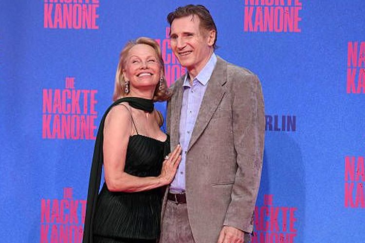 Pamela Anderson dan Liam Neeson, dalam premier film The Naked Gun, di Berlin, Germany.