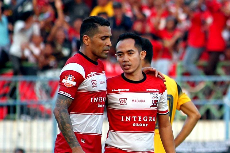 Pemain Madura United Alberto Goncalves dan Slamet Nurcahyo sedang berdiskusi saat melawan Barito Putera pada Pekan 18 Liga 1 2019 yang berakhir dengan skor 2-2 di Stadion Bangkalan, Jawa Timur, Sabtu (14/09/2019) sore.