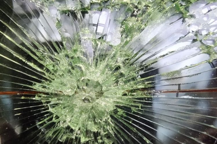 Kondisi kaca mobil Irham Buana Nasution, anggota Dewan Perwakilan Rakyat Daerah (DPRD) Sumatera Utara, pecah usai dilempar pakai batu di jalan raya Medan-Belawan, Kelurahan Belawan Bahagia, Kecamatan Medan Belawan, Kota Medan, Selasa (8/7/2025).