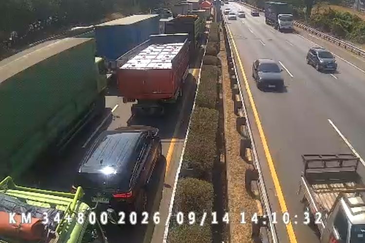 Tol JORR Jatiwarna-TMII Padat Siang Ini Imbas Kecelakaan Truk Terbalik
