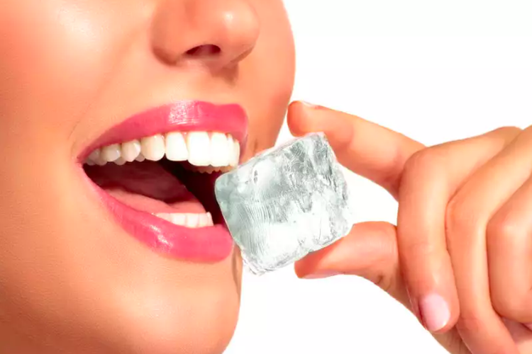 Ilustrasi mengompres gigi berdarah dengan es batu.
