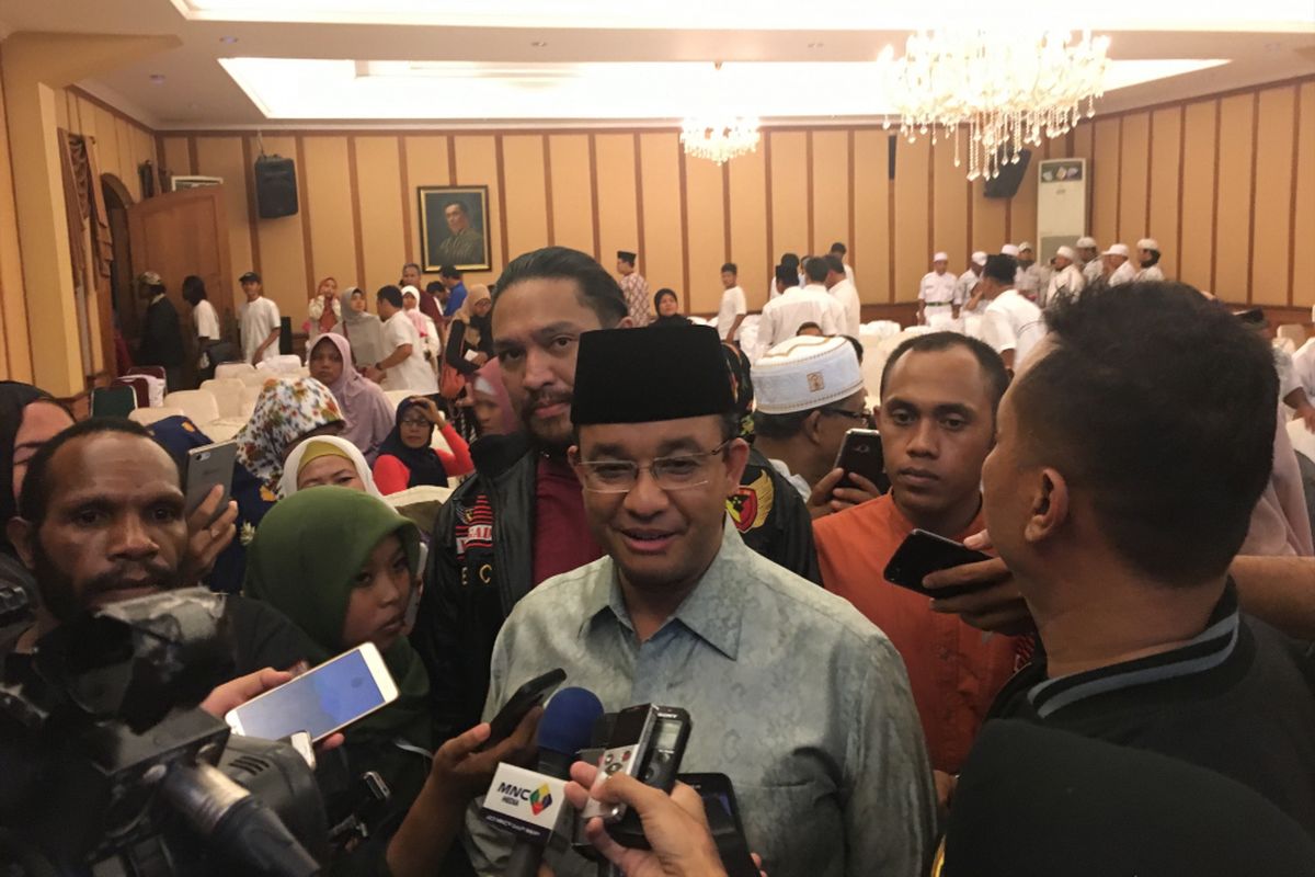 Gubernur DKI Jakarta terpilih, Anies Baswedan, usai hadiri acara syukuran di kediaman mantan Panglima TNI Jenderal (Purn) Djoko Santoso di Jalan Bambu Apus Raya Jakarta, Senin (8/5/2017). 