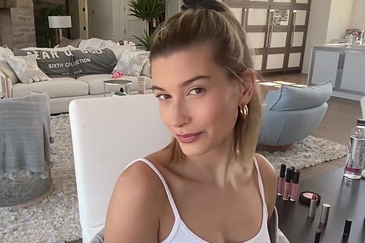 Hailey Bieber memamerkan hasil riasan wajah Justin.