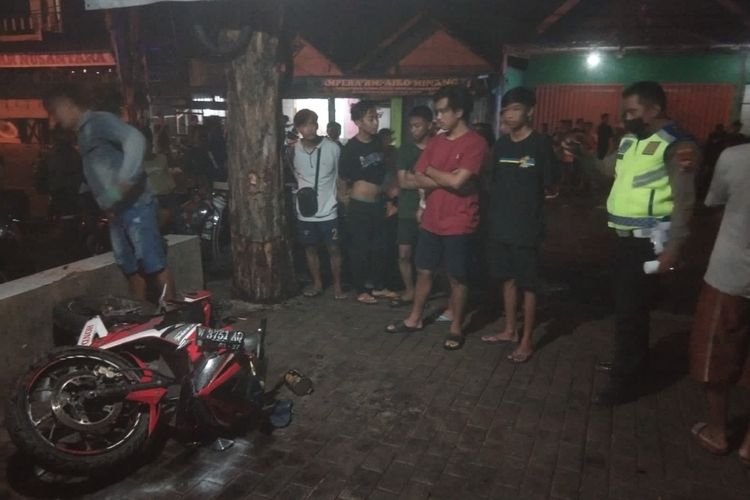 Sepeda motor Honda CBR 150 rusak, usai ditumpangi korban dalam insiden kecelakaan yang terjadi di Jalan Raya di Desa Guranganyar, Kecamatan Cerme, Gresik, Jawa Timur, Senin (9/1/2023) malam.