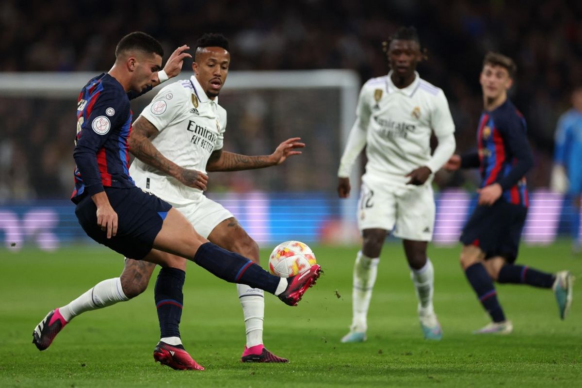 Ferran Torres saat berebut bola dengan Eder Militao dalam pertandingan el clasico Real Madrid vs Barcelona pada leg pertama semifinal Copa del Rey 2022-2023.  Terkini, Carlo Ancelotti menilai Barcelona tidak layak menang atas Real Madrid. (Foto oleh Pierre-Philippe Marcou / AFP)