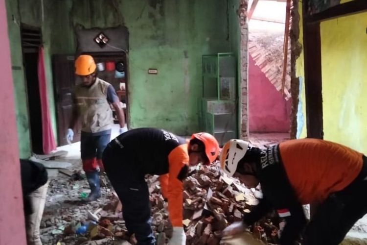 Tim respon Disaster Management Center (DMC) Dompet Dhuafa menggelar aksi bersih-bersih dan juga perbaikan ringan rumah warga yang terdampak gempa bumi di Pandeglang, Banten, beberapa waktu lalu.
