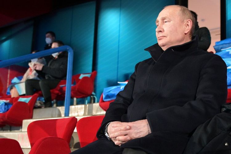 Presiden Rusia Vladimir Putin menyaksikan upacara pembukaan Olimpiade Musim Dingin 2022, Jumat, 4 Februari 2022, di Beijing.