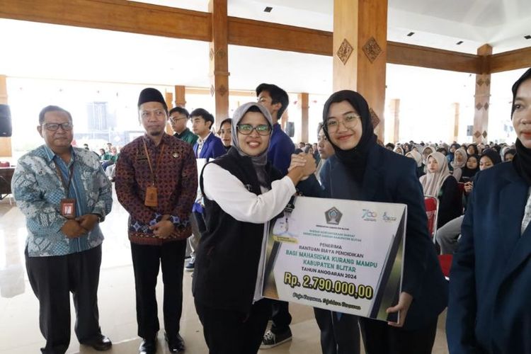 Dongkrak Kualitas SDM, Bupati Blitar Beri Beasiswa bagi Mahasiswa Berprestasi