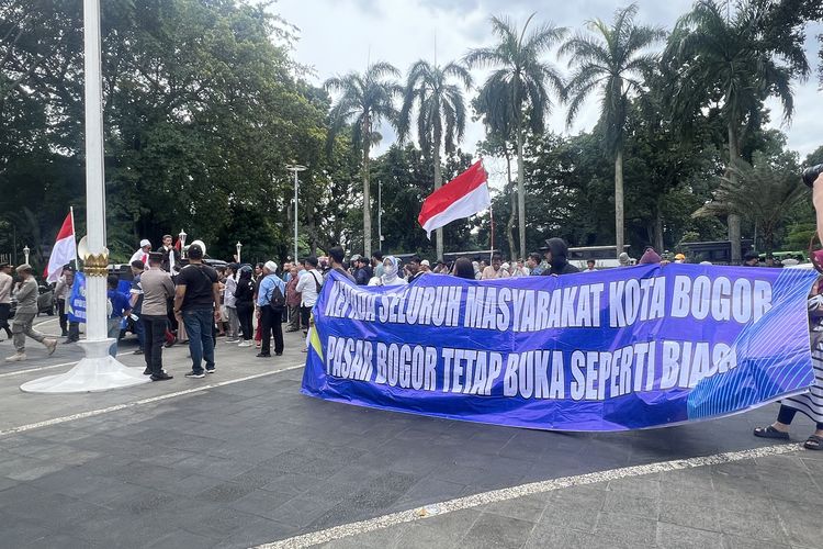 Puluhan pedagang yang tergabung dalam Forum Silaturahmi Pedagang Pasar Bogor gelar demo di depan Gedung Balai Kota Bogor, pada Jumat (8/3/2024).