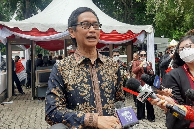 Komposer Addie MS diwawancarai jurnalis setelah mengikuti Upacara Detik-Detik Proklamasi Kemerdekaan Republik Indonesia di Istana Merdeka, Jakarta, Rabu (17/8/2022). 