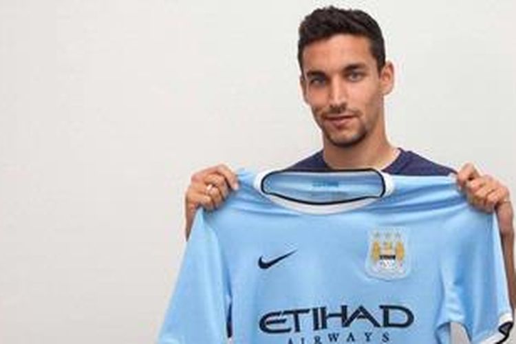 Gelandang Spanyol, Jesus Navas, resmi menjadi milik Manchester City. 